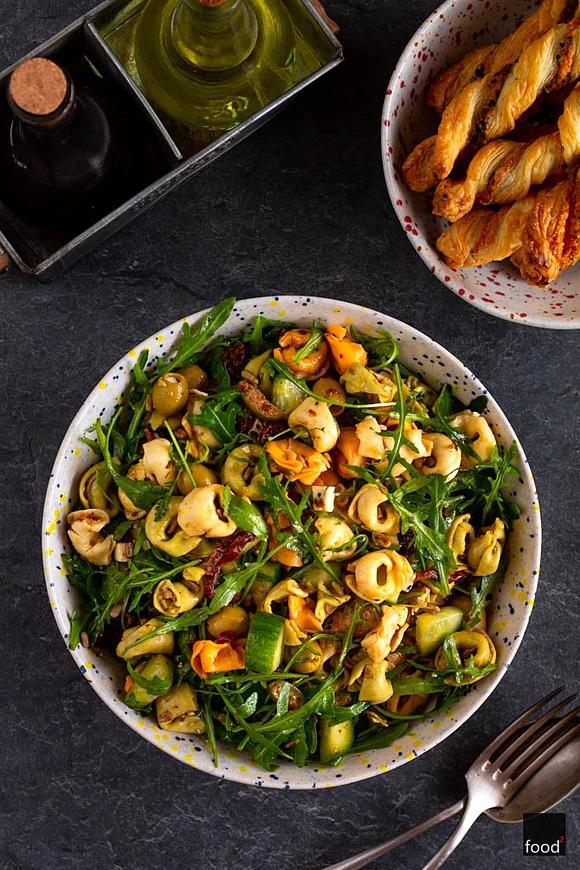 Sałatka z tortellini, suszonymi pomidorami, oliwkami i rukolą