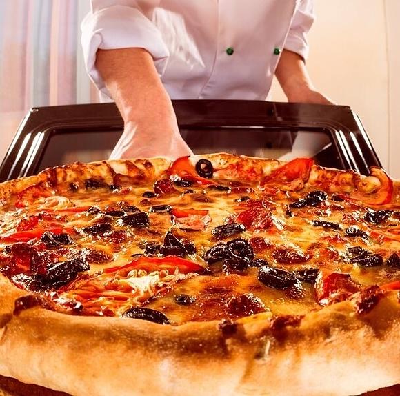 Ile piec pizzę? Wskazówki i przepis na domową pizzę