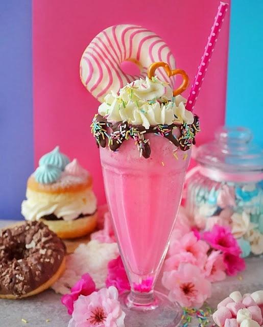 Shake malinowy z bitą śmietaną i donatem