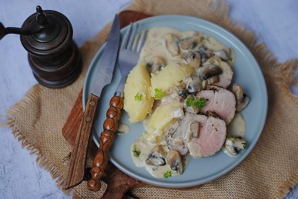 Polędwiczka wieprzowa z sosem pieczarkowym