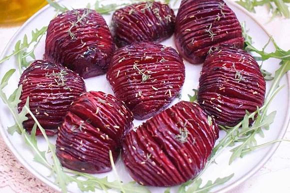 Pieczone buraki Hasselback z masłem czosnkowym