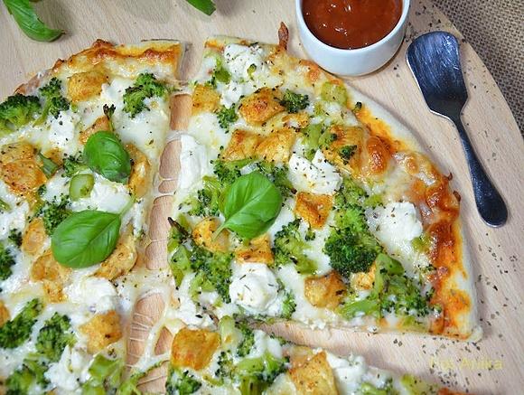 Pizza na cienkim cieście z kurczakiem brokułami i serem feta