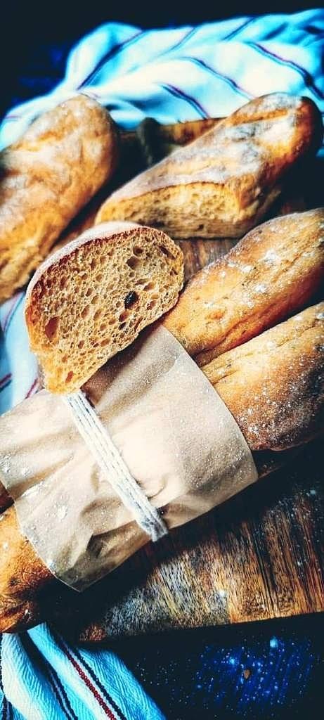 Bagietki z suszonymi pomidorami bazylią i oregano