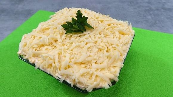 Sałatka warstwowa z filmem - przepis na pyszną przekąskę