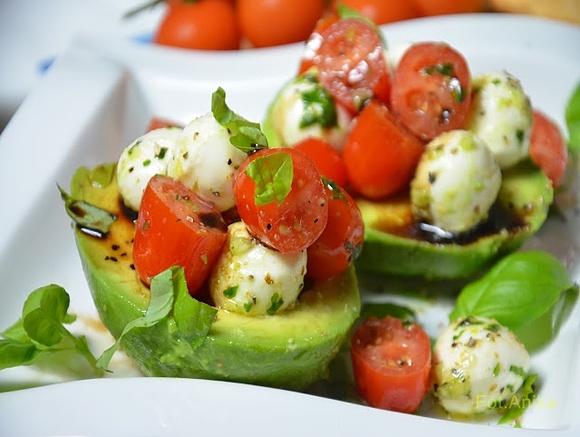 Sałatka caprese w awokado
