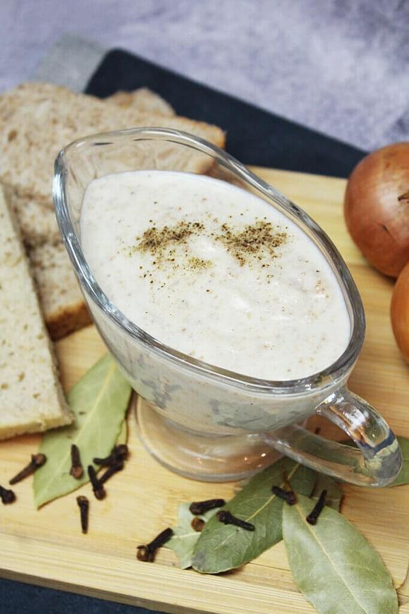 Sos chlebowy z czerstwego chleba – przepis na szybki sos do obiadu
