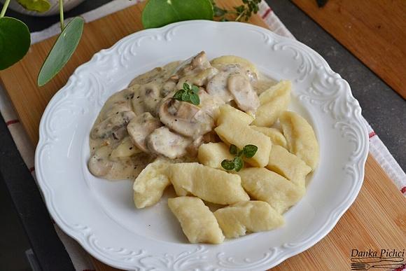 Kopytka z sosem pieczarkowym