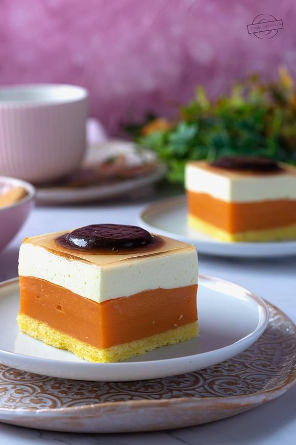 Kubuś - ciasto z masa budyniowa, galaretką i biszkoptem