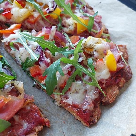 Pizza serowo-łubinowa keto bez glutenu