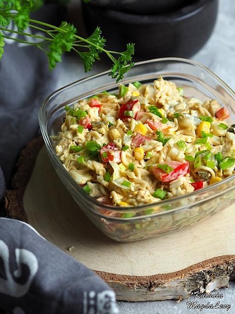 Sałatka z kapustą pekińską i makaronem chińskim