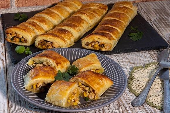 Kurczak w cieście francuskim z pieczarkami i kukurydzą