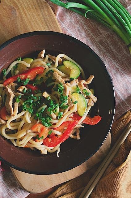 Stir fry udon w sosie sojowym z wieprzowiną