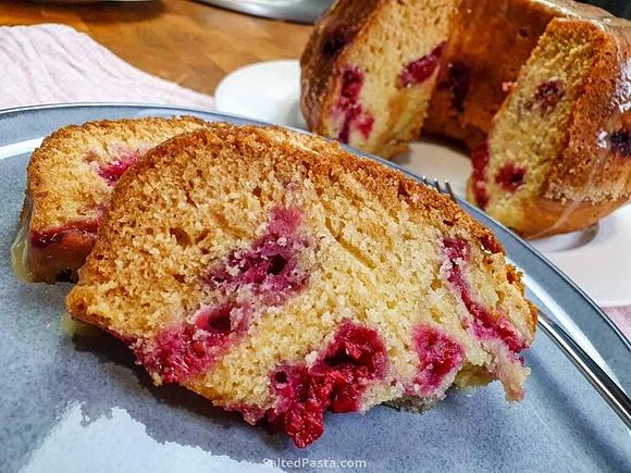 Babka wielkanocna z malinami i ajerkoniakiem