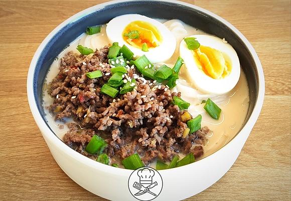Szybki ramen na mleku sojowym