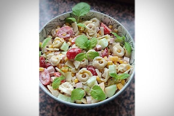 Sałatka serowa z tortellini
