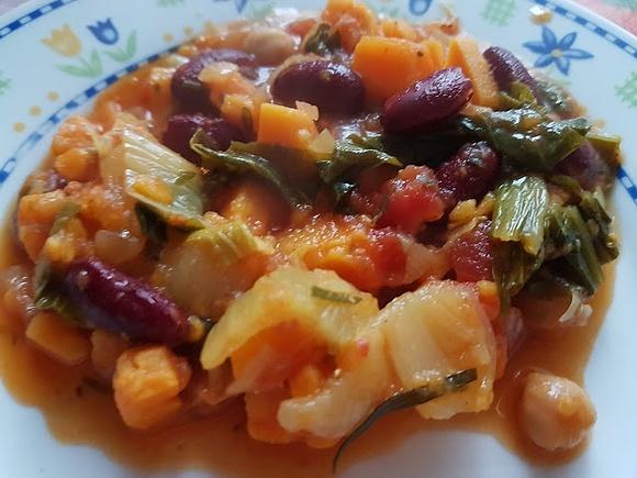 Duszone warzywa z pak choi, batatami i czerwoną fasolą
