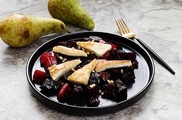 Sałatka z burakiem, gruszką i halloumi