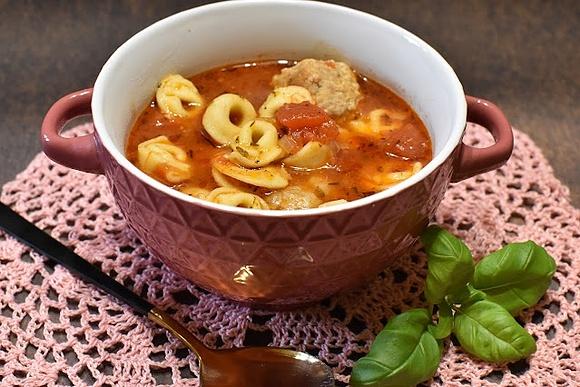 Zupa kulkami mięsnymi