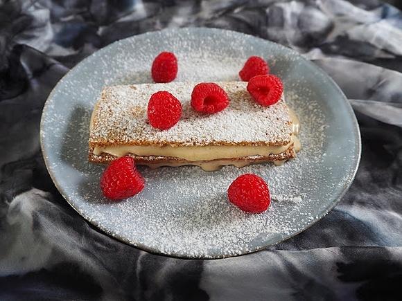 Wegański millefeuille z orzechami nerkowca i malinami