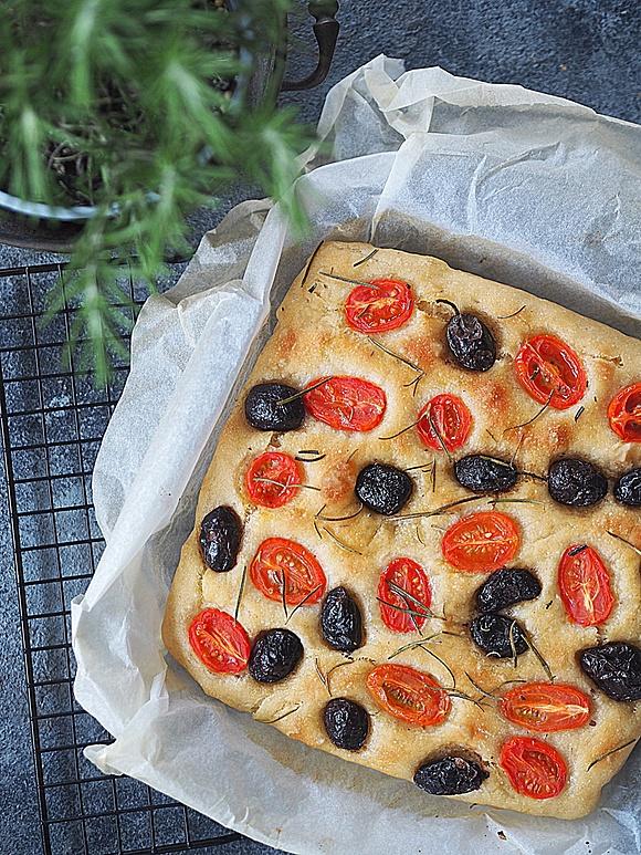 Focaccia z apulii. pugliese i barese, włoska, drożdżowa.