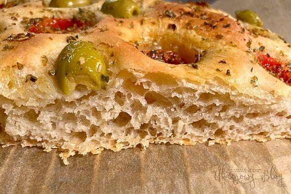 Focaccia barese pugliese - tradycyjne włoskie pieczywo