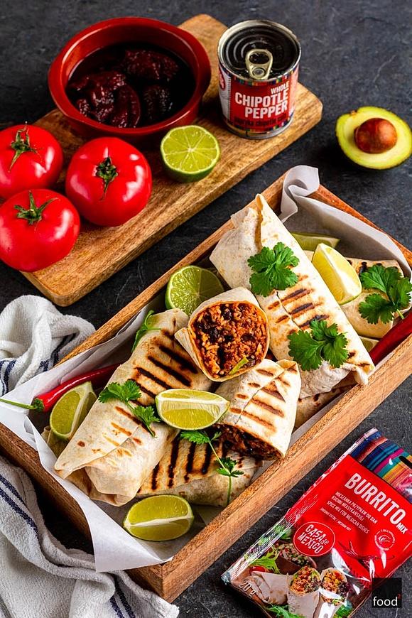 Burrito z wołowiną, czarną fasolą i papryką chipotle