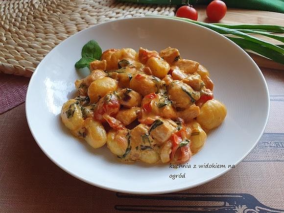 Gnocchi z kurczakiem w kremowym sosie z pomidorków i szpinaku