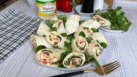 Tortilla z pastą jajeczną i warzywami