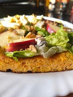 Omlet marchewkowy z jabłkiem, serem Gorgonzola i orzechami