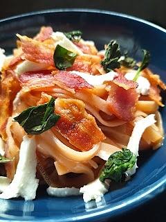 Makaron z sosem pomidorowym boczkiem i mozzarellą
