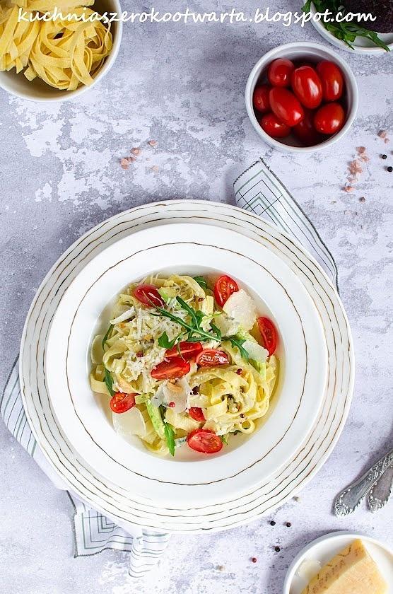 Tagliatelle z awokado, pomidorkami i serem pleśniowym