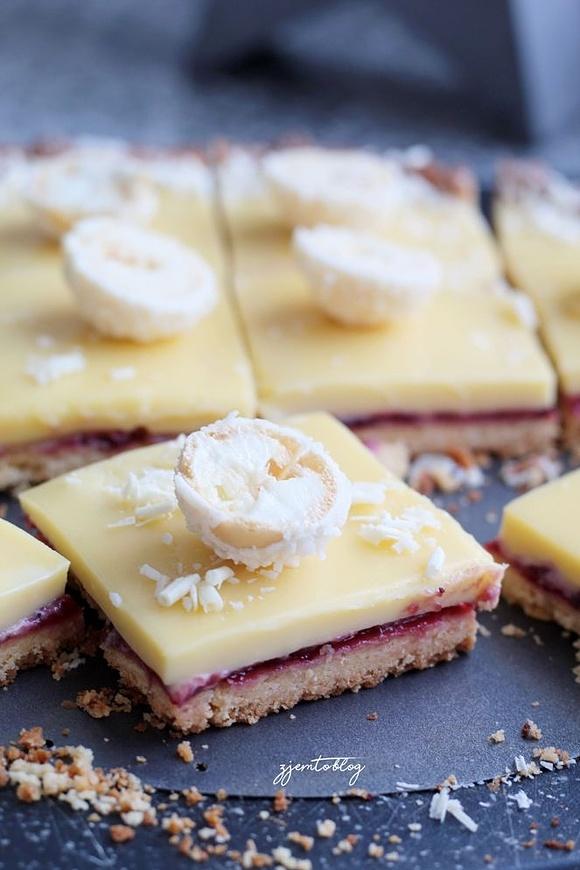 Mazurek ajerkoniakowy z nutą kokosową