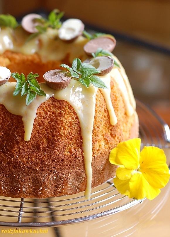 Drożdżowa babka marchewkowa z polewą z białej czekolady i pomarańczy