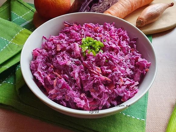 Surówka coleslaw z czerwonej kapusty