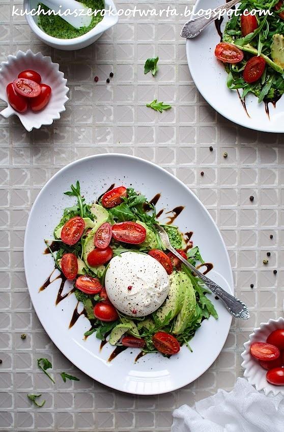 Sałatka z burattą, awokado i pesto