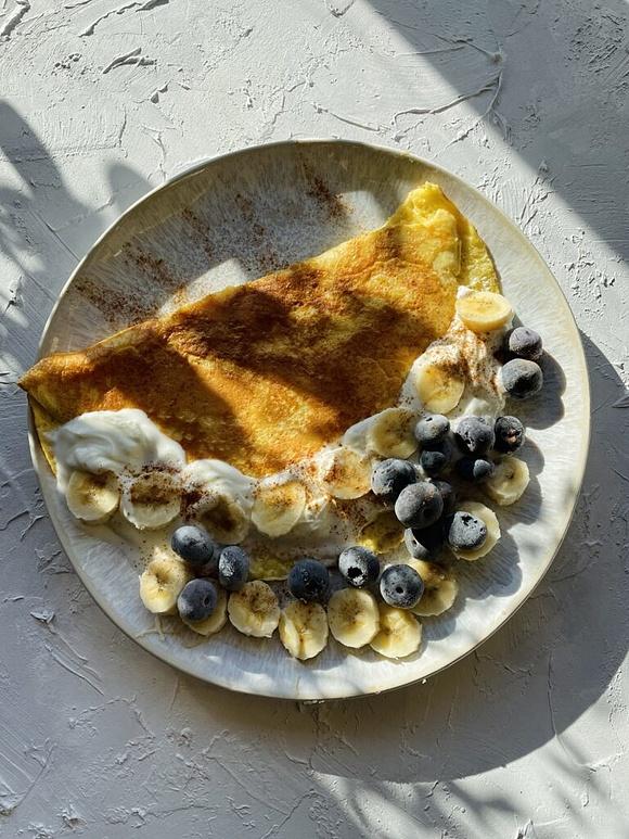 Biszkoptowy omlet z serkiem i owocami