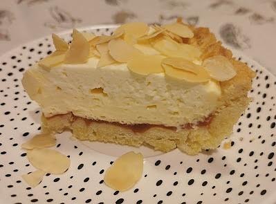 Tarta z kremem adwokatowym, bitą śmietaną i migdałami
