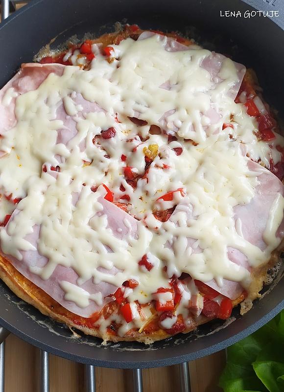 Bezglutenowa pizza z patelni z papryką i szynką