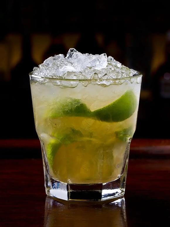 Caipirinha - oryginalny brazylijski drink z limonki i cachaça
