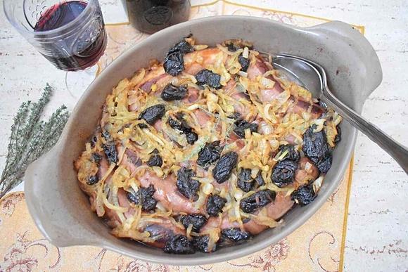 Pieczona biała kiełbasa z suszonymi śliwkami