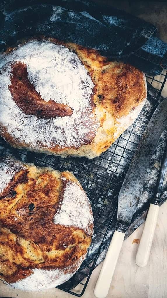 Chleb z pieczonymi ziemniakami cebulą i żurawiną