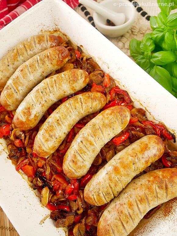Biała kiełbasa z piekarnika z pieczarkami i papryką