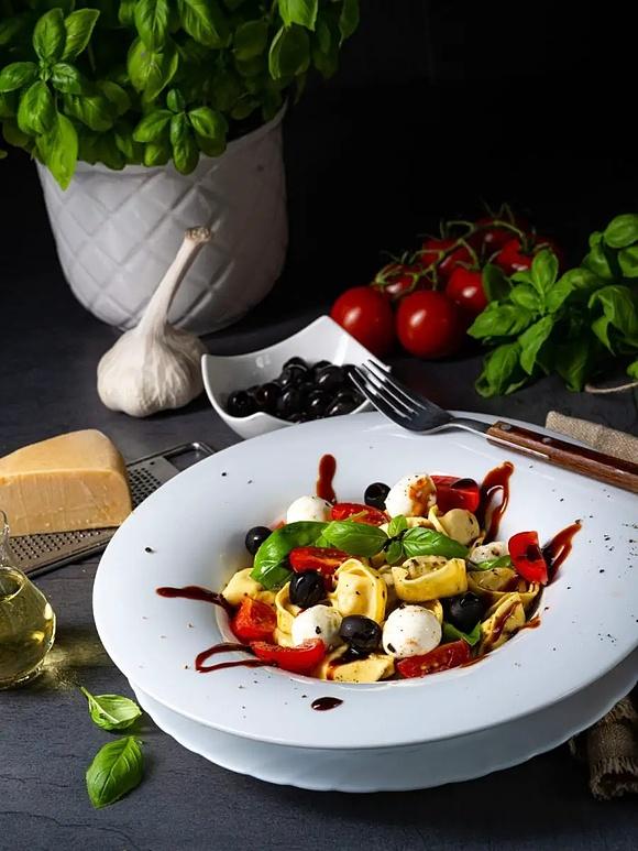 Sałatka z tortellini z mini mozzarellą i pomidorem