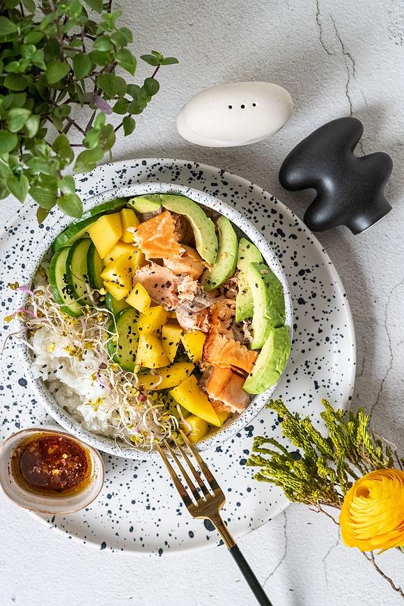 Bowl z łososiem warzywami i mango
