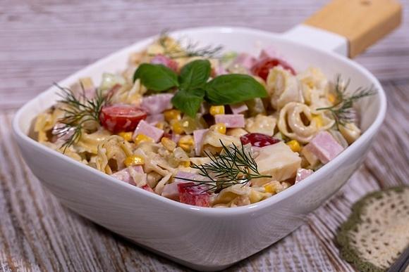 Sałatka z tortellini z serem żółtym i szynką przepis film