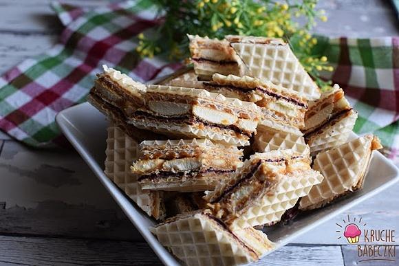 Wafel z kajmakiem, biszkoptami i dżemem z czarnej porzeczki
