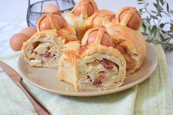 Włoski wielkanocny chleb Casatiello napoletano z serami i salami