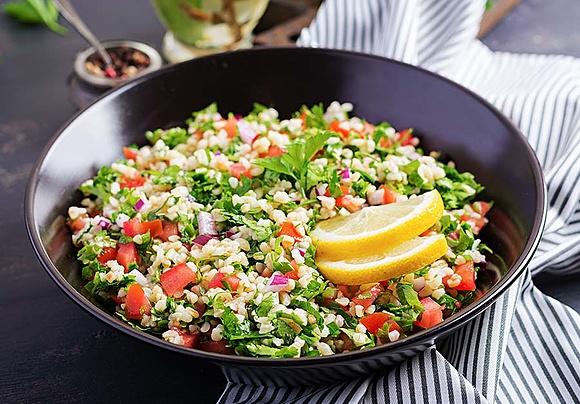 Tabbouleh sałatka z pietruszką i kuskusem
