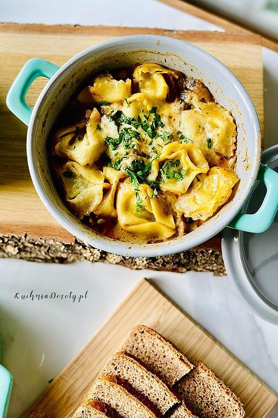 Tortellini zapiekane w sosie pieczarkowym