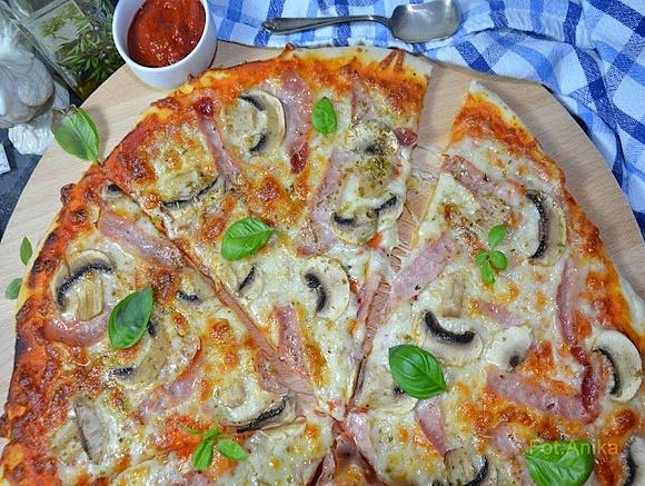 Tradycyjna pizza z szynką i pieczarkami na pełnoziarnistym spodzie